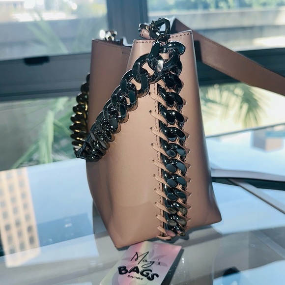 Stella McCartney: Two-Tone Bucket Frayme Chain-Link Crossbody Tote Bag - Picture 14 of 16